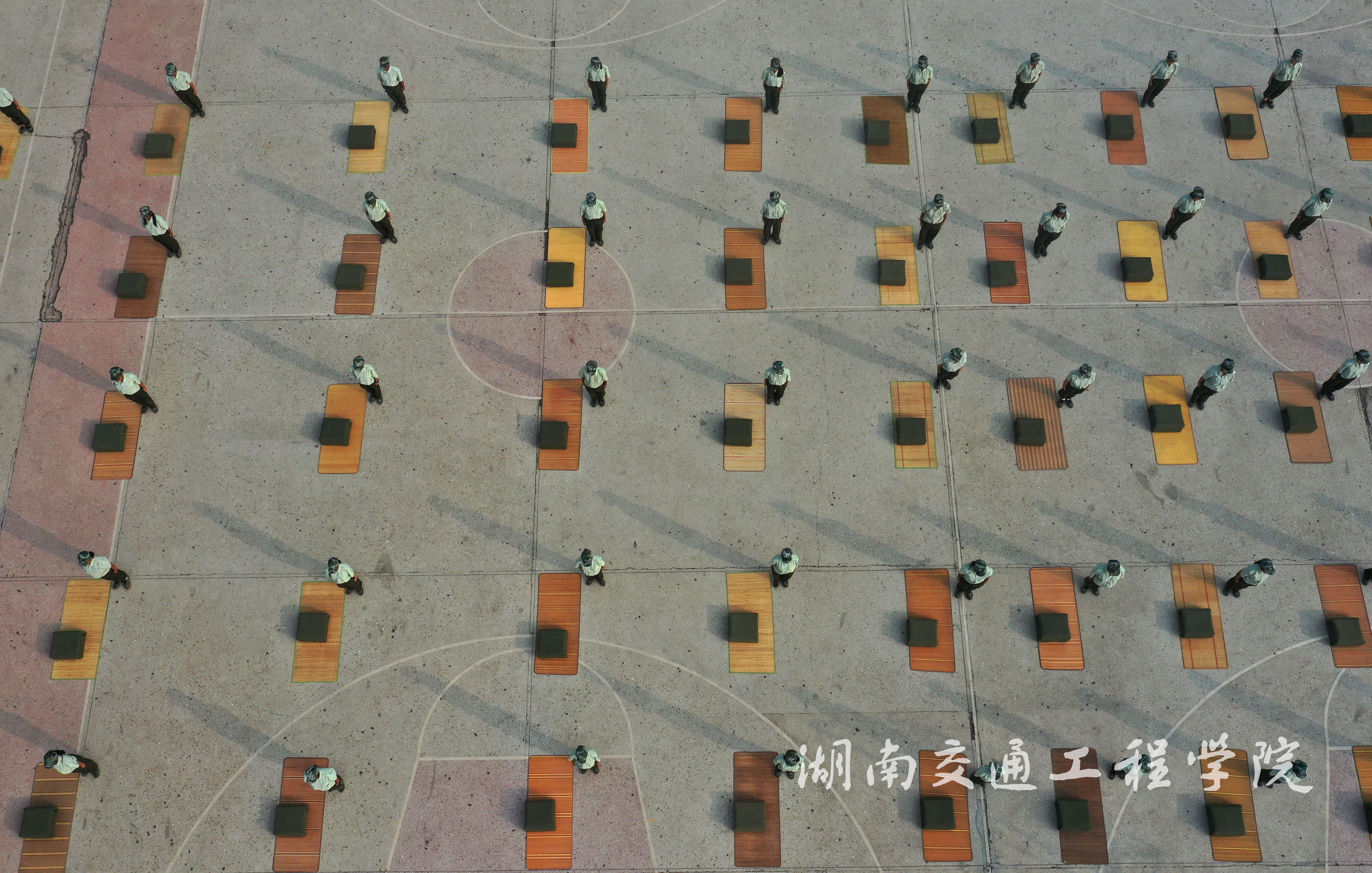 9月15日，在湖南省衡阳市51吃瓜球场，学校2019级新生在进行叠被子比赛。 (3).JPG